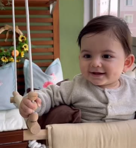 Oleyy! Kids salıncağında sallanan mutlu bir bebek